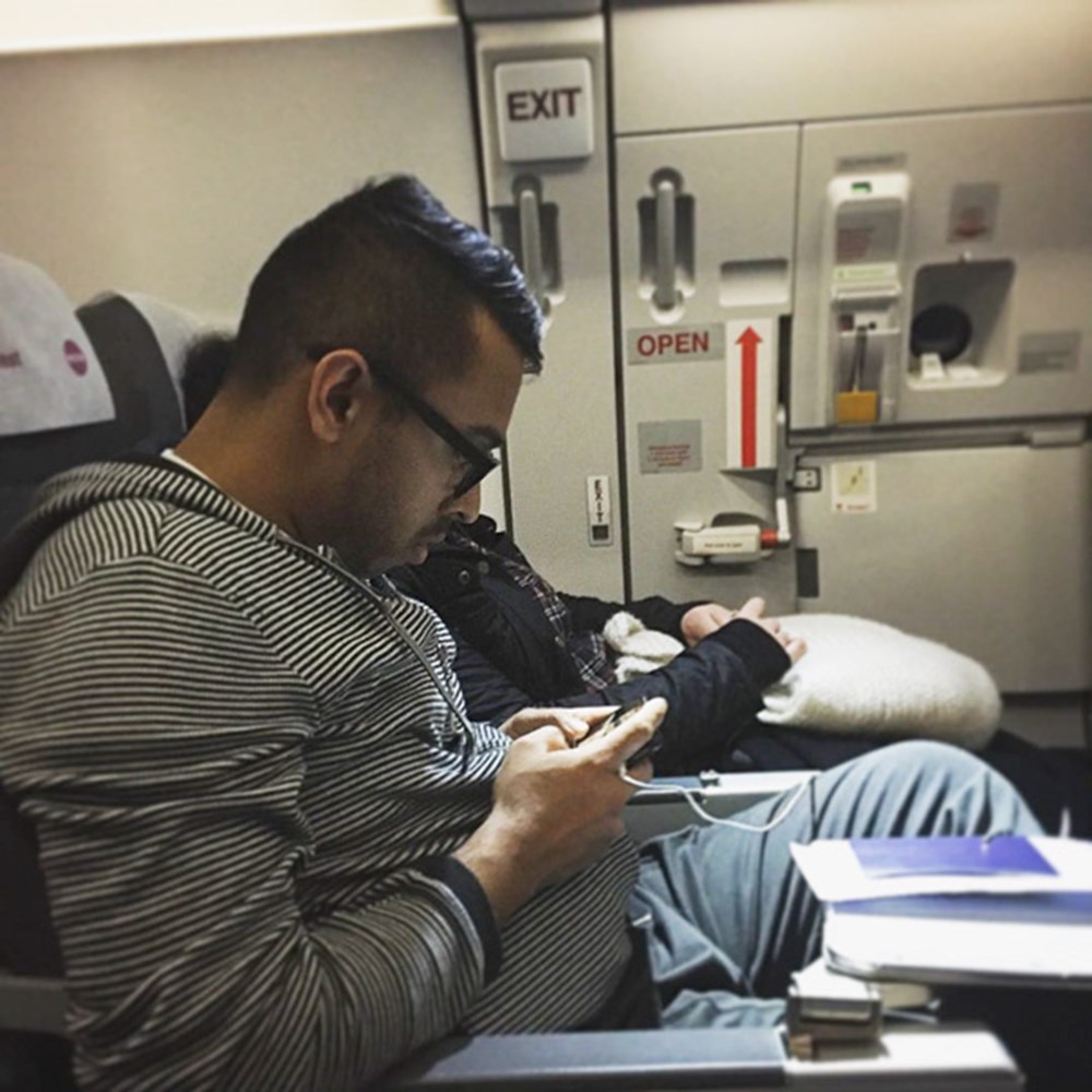 Пассажиров которых не должно быть. Самолет с пассажиром. Пассажиров которых не должно быть. Ужасный пассажир в самолете. Пассажир.