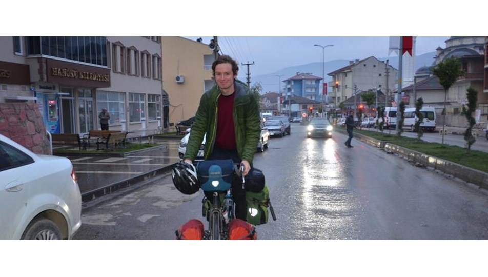 Hindistan'daki eşinin yanına gitmek için 5 buçuk aydır pedal çeviriyor