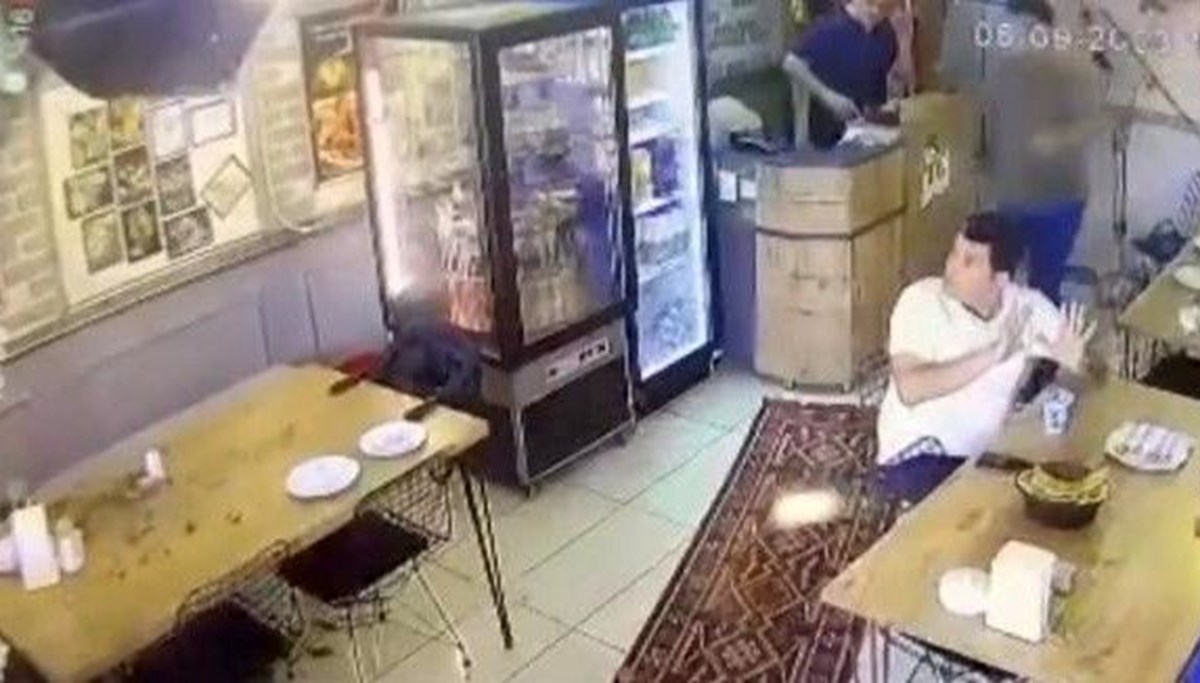 Müşteriler yemek yerken lokantanın çatısı çöktü Müşteriler yemek yerken lokantanın çatısı çöktü