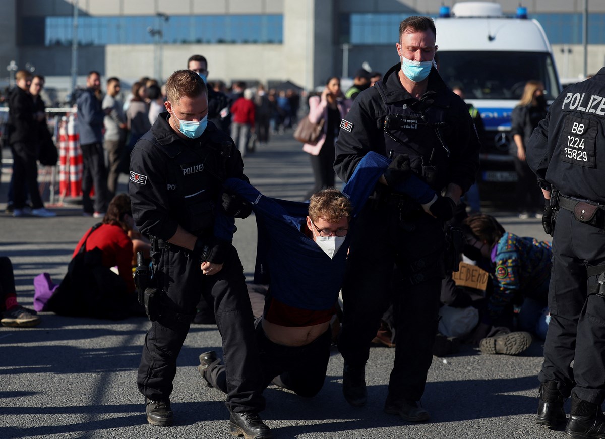 Çevreciler protesto düzenledi.