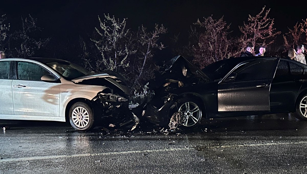 İki otomobi kafa kafaya çarpıştı: Yaralılar var
