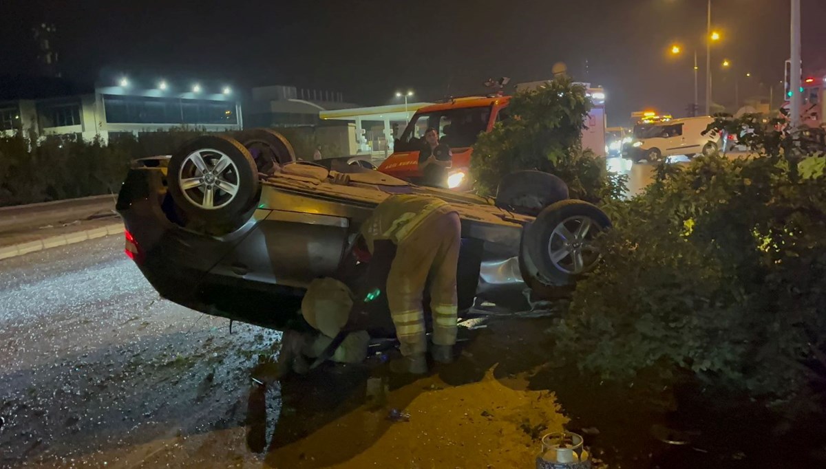 Bursa'da kaza: Otomobil, pano ile ağaçlara çarparak ters döndü Bursa'da kaza: Otomobil, pano ile ağaçlara çarparak ters döndü