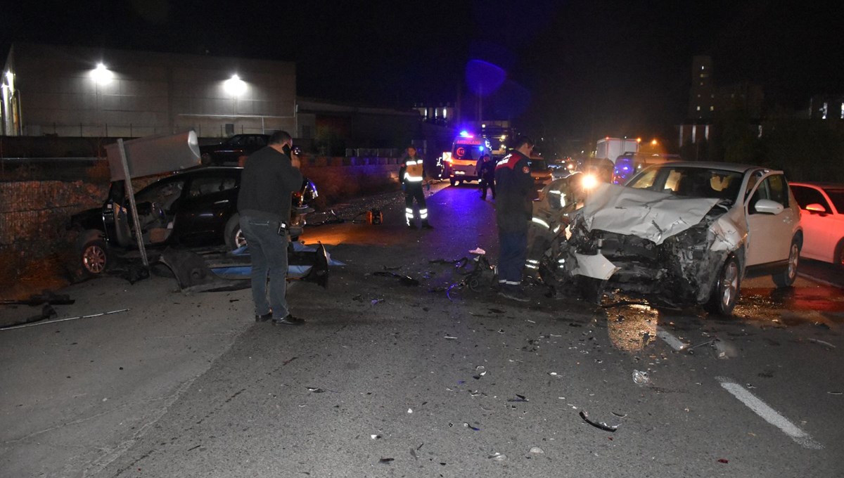 İzmir'de feci kaza | 2 kişi öldü, 2 kişi yaralandı İzmir'de feci kaza | 2 kişi öldü, 2 kişi yaralandı