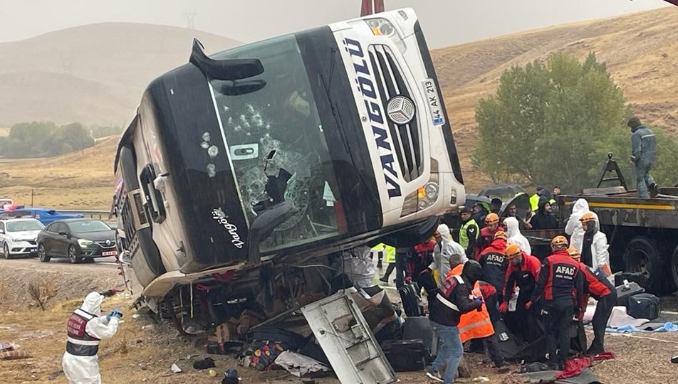 Sivas'ta yolcu otobüsü devrildi: 7 kişi öldü, 40 kişi yaralandı