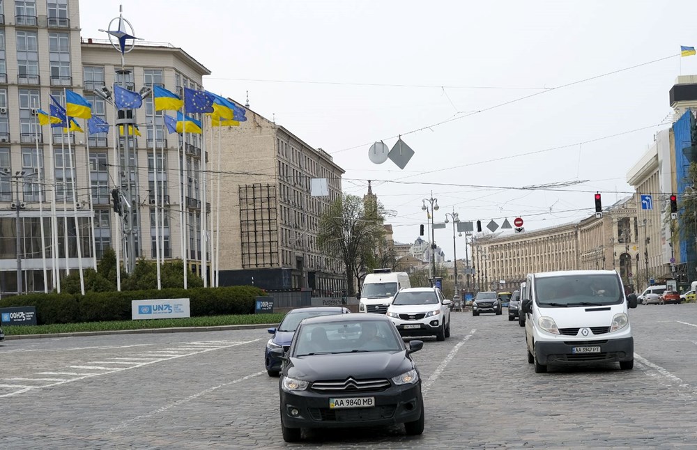 Savaşın gölgesindeki Ukrayna'nın başkenti Kiev'in caddeleri canlanmaya başladı - 33