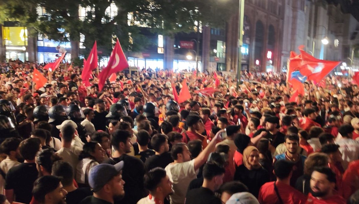 Berlin'de 5 bin Türk taraftar, Milli Takım zaferini kutladı Berlin'de 5 bin Türk taraftar, Milli Takım zaferini kutladı