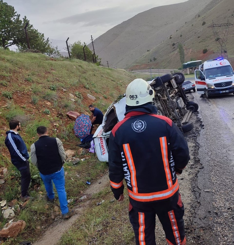 Malatya'da yolcu minibüsü devrildi: 12 yaralı - 1