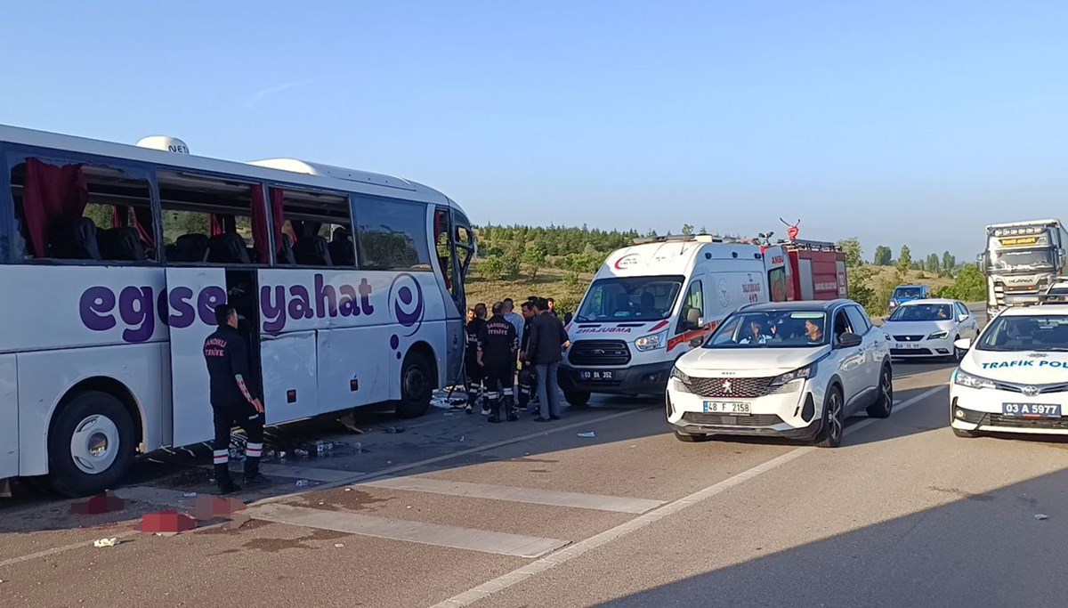 Afyonkarahisar'da otobüs ile kamyonet çarpıştı: 17 kişi yaralandı