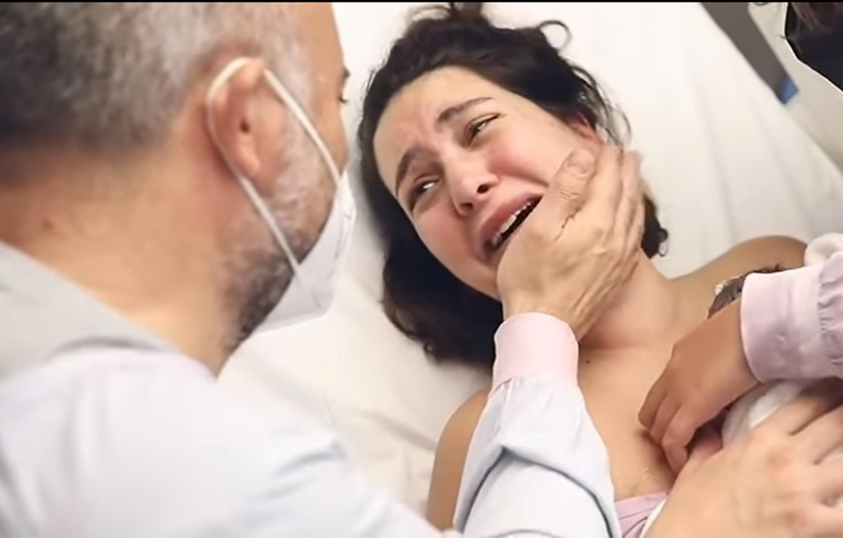 Bergüzar Korel kızı Leyla'nın doğum anlarını paylaştı - Son Dakika Magazin  Haberleri | N-Life