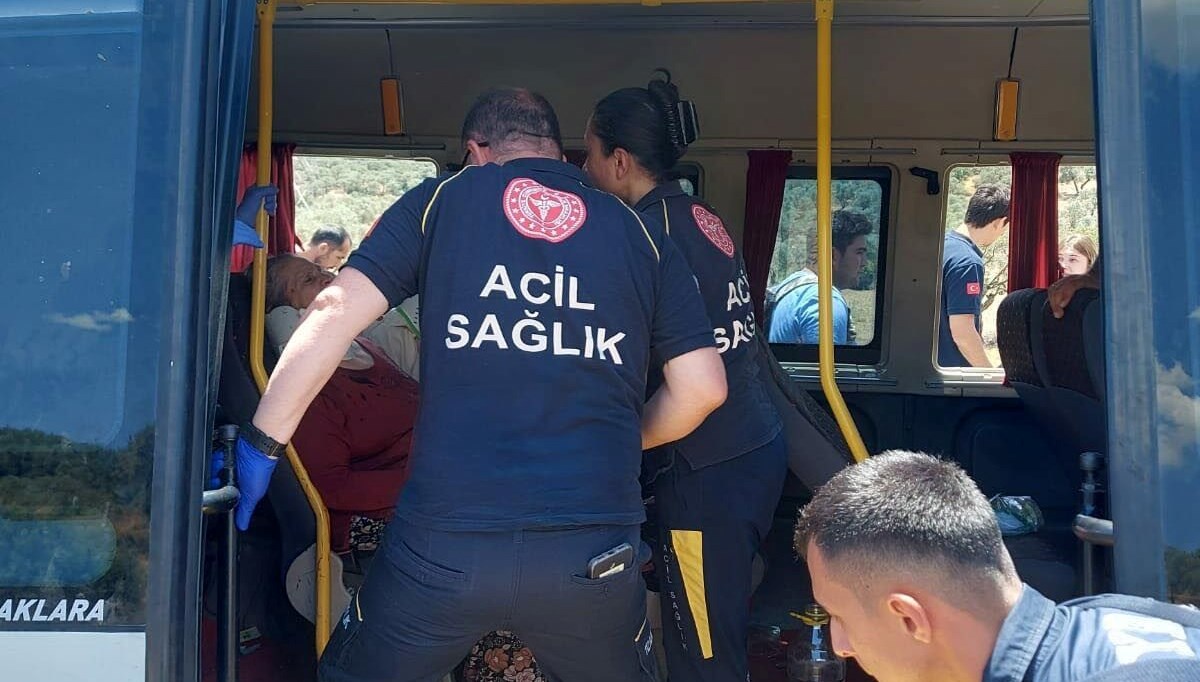 Aydın'da yolcu minibüsü kaza yaptı: 17 yaralı Aydın'da yolcu minibüsü kaza yaptı: 17 yaralı