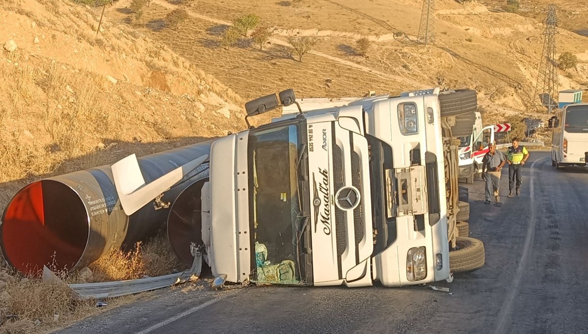 Virajı alamayan TIR yan yattı