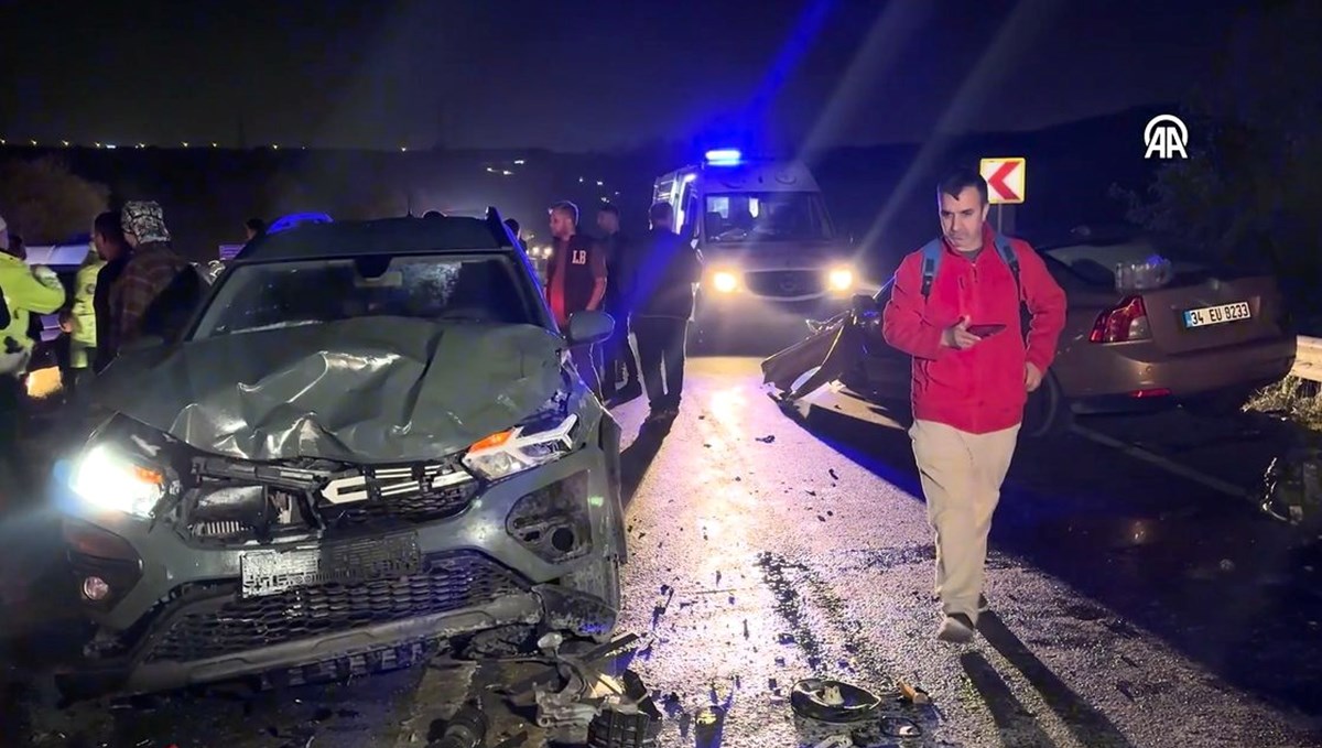 Arnavutköy'de 3 aracın karıştığı kazada 9 kişi yaralandı Arnavutköy'de 3 aracın karıştığı kazada 9 kişi yaralandı