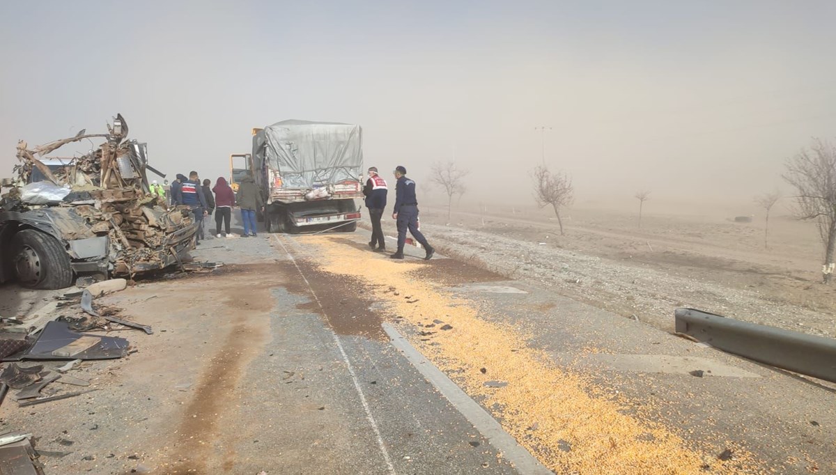 Konya'da kum fırtınası zincirleme kazaya neden oldu