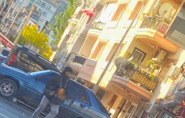 Saldırganın olay anında çekilen görüntüsünde kar maskesi taktığı, sırtında da bir çanta olduğu görülüyor.