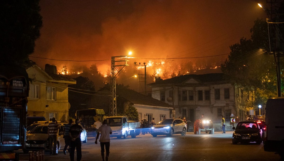 Sakarya'daki yangın hızla büyüdü Sakarya'daki yangın hızla büyüdü