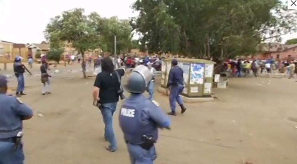 Güney Afrika'da polis protestocuların üzerine ateş açtı: 2 ölü - 1