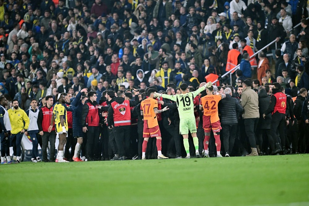 Okan Buruk'un burnunu sıkan Jose Mourinho'nun faturası: 5-10 maç | Futbolculara da ağır ceza kapıda - 12