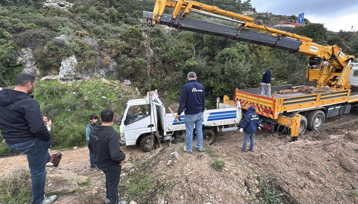 Bodrum'da uçuruma devrilen kamyonetteki 3 kişi yaralandı