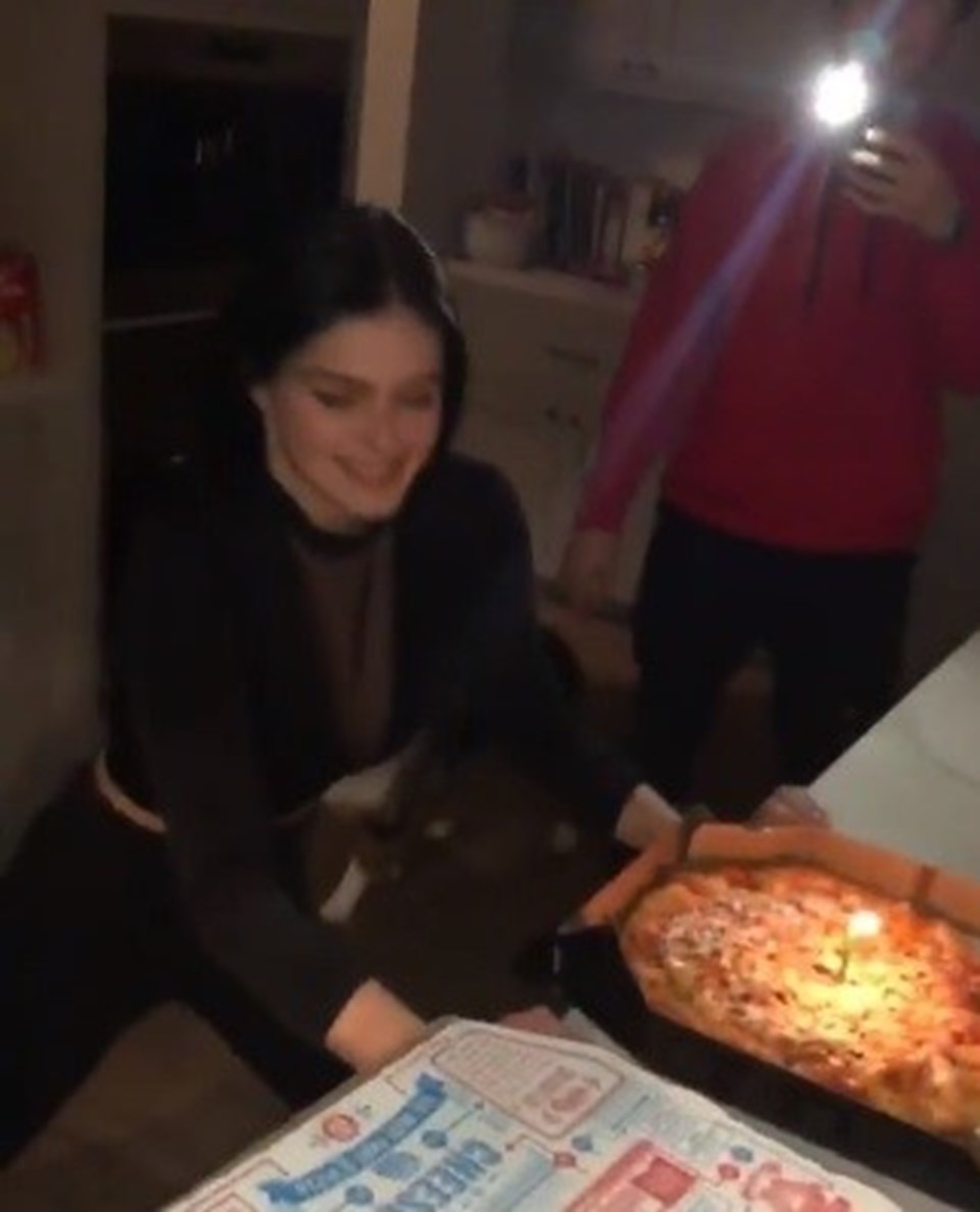 Ariel Winter'dan pizzalı doğum günü kutlaması - 1
