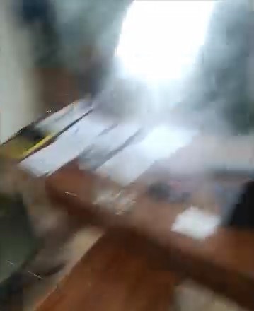 Müdürünün üzerine sıcak su döken kadın o anları sosyal medyada paylaştı. Görüntülerde kadının sıcak suyu döktükten sonra Güle güle canım. diyerek odadan çıktığı görülüyor.