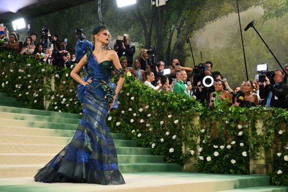 Hareketli elbisesiyle Met Gala'ya damga vurmuştu: Gizemli kadının kimliği açığa çıktı - 2