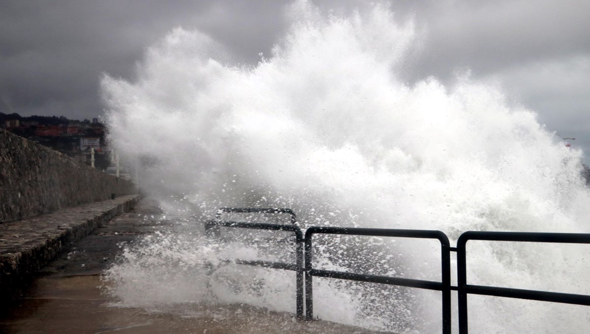 Karadeniz coştu: 7 metrelik dalgalar kıyıya vurdu