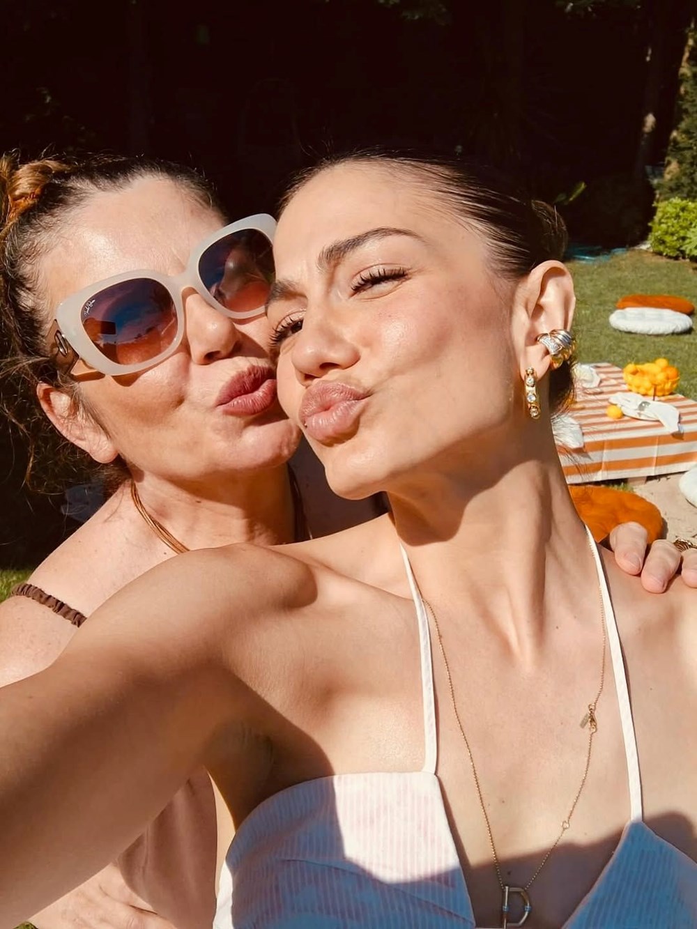 Demet Özdemir'den yeni kareler: Havuz başında poz verdi - 2