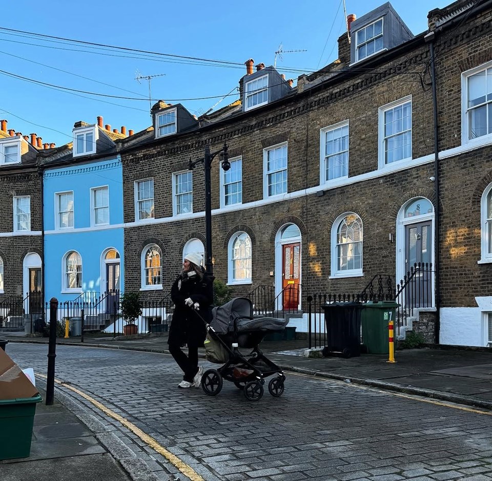 Aslı Enver ile Kızı Elay'dan Londra pozları: Küçük gezgin - 2