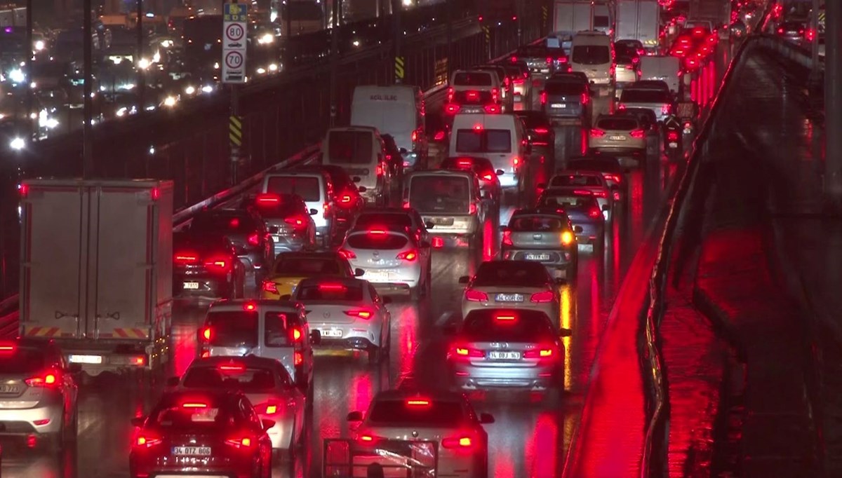 İstanbul'da yağmur trafiği: Yoğunluk yüzde 70'e geldi İstanbul'da yağmur trafiği: Yoğunluk yüzde 70'e geldi