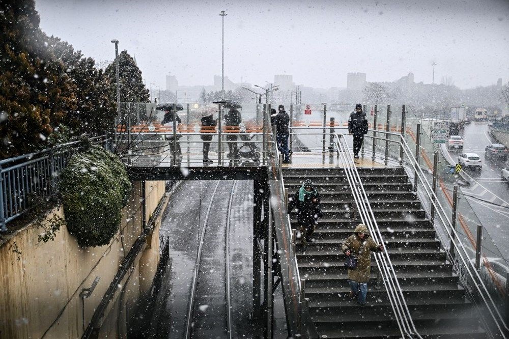 İstanbul’da kar yağışı yer yer devam ediyor: Hissedilen sıcaklık eksi 6'ya düştü - 8