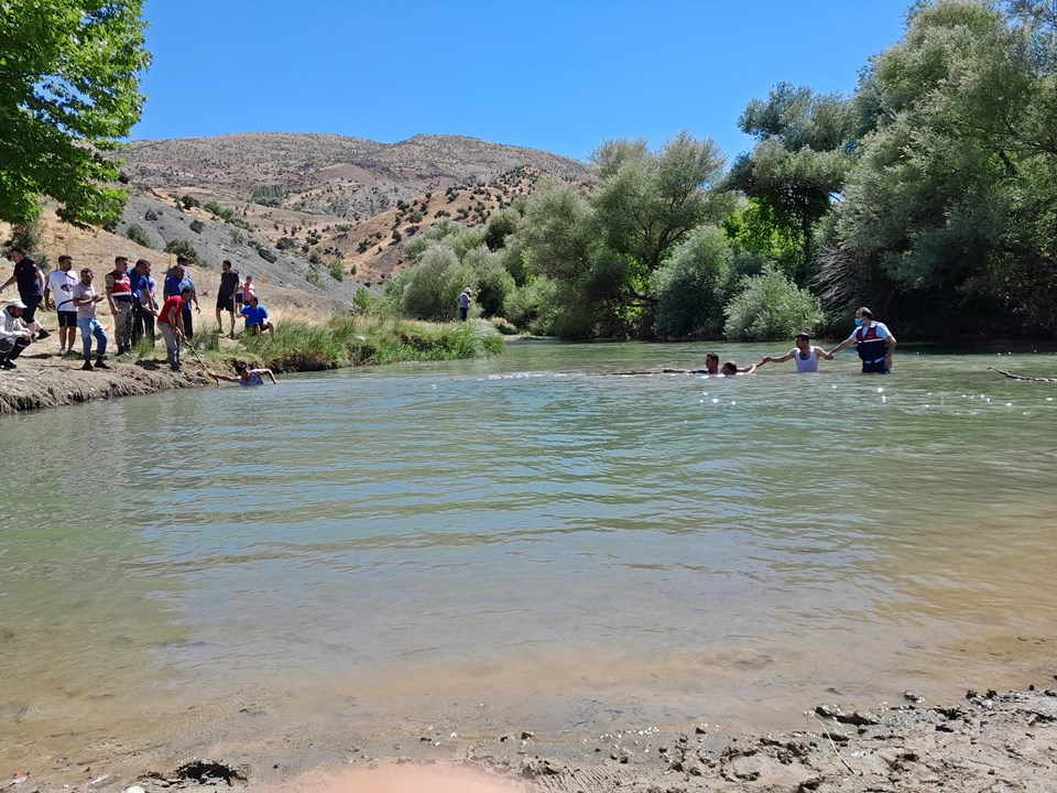 Adıyaman'da çaya giren amca ile yeğeni boğuldu - 1