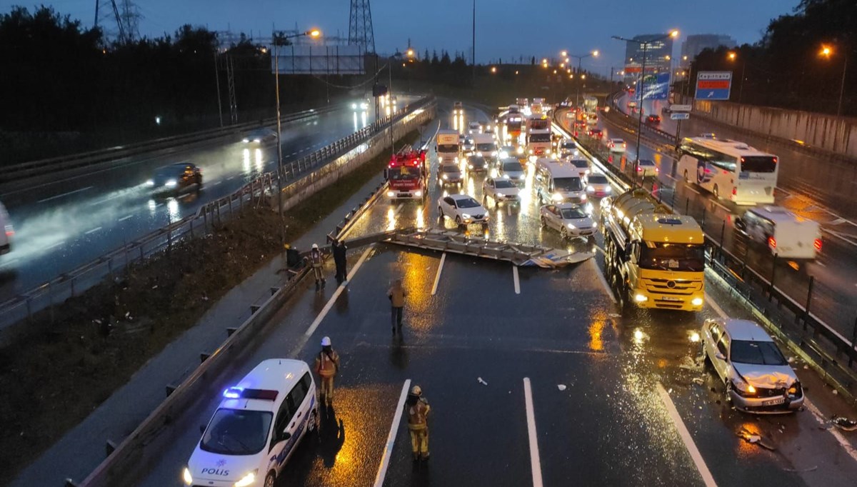 SON DAKİKA HABERİ: TEM'de fırtına tabelayı devirdi: Yoğun trafik oluştu