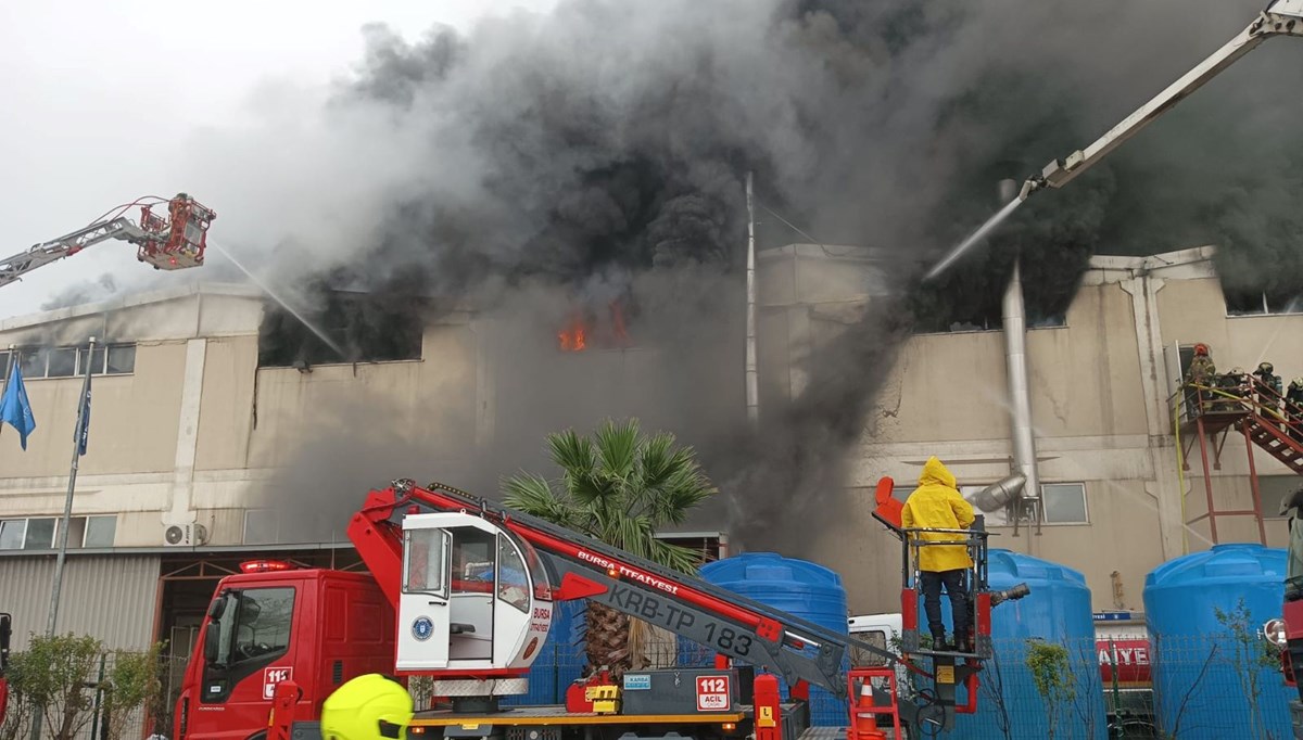 Bursa'da fabrika yangını: Alevlere müdahale sürüyor