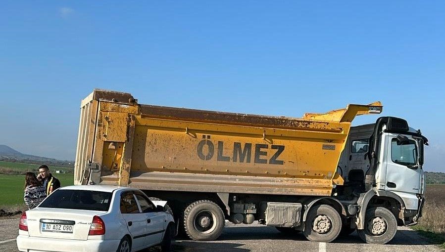 Otomobil kamyonun altına girdi: 1 kişi yaralandı