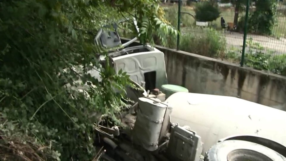 Ataşehir'de hafriyat kamyonu şarampole devrildi - 1