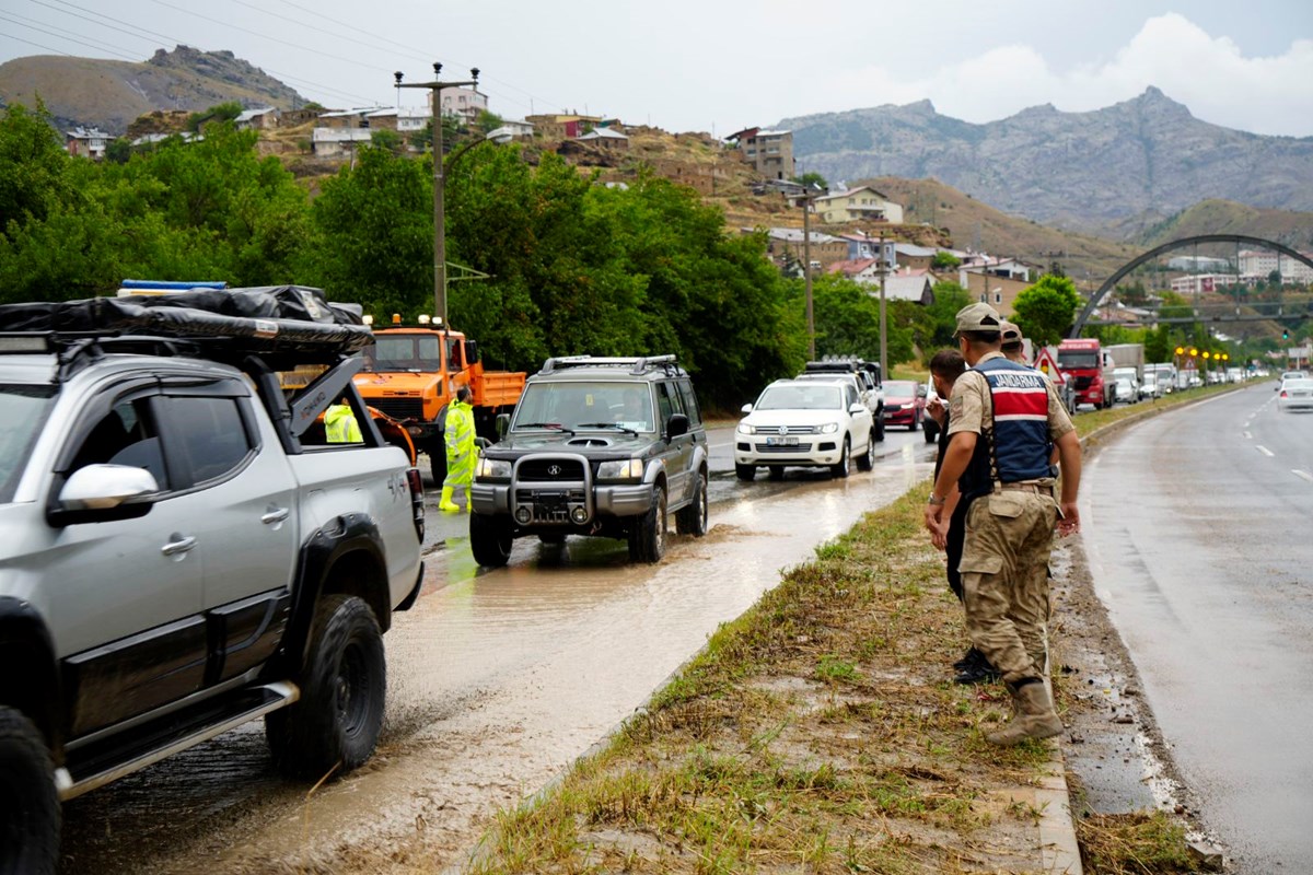 Sağanak yağış sokakları göle çevirdi, 20 dakika aralıksız yağdı