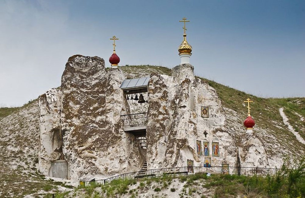 Костомаровский монастырь. Костомаровский Спасский пещерный монастырь. Пещерный храм Костомаровский Спасский монастырь Воронежской области. Пещерный монастырь в Костомарово. Село Костомарово Воронежская область монастырь.