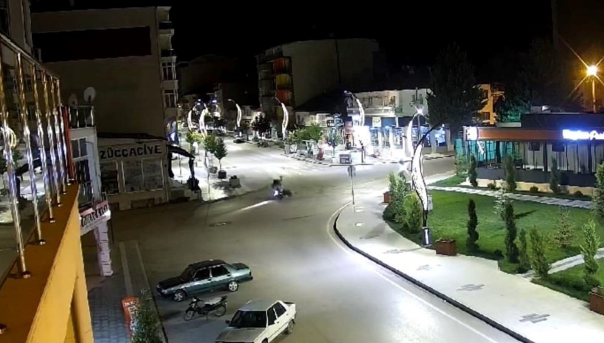 Kaldırıma çarpan motosiklet 100 metre sürüklendi: O anlar kamerada Kaldırıma çarpan motosiklet 100 metre sürüklendi: O anlar kamerada