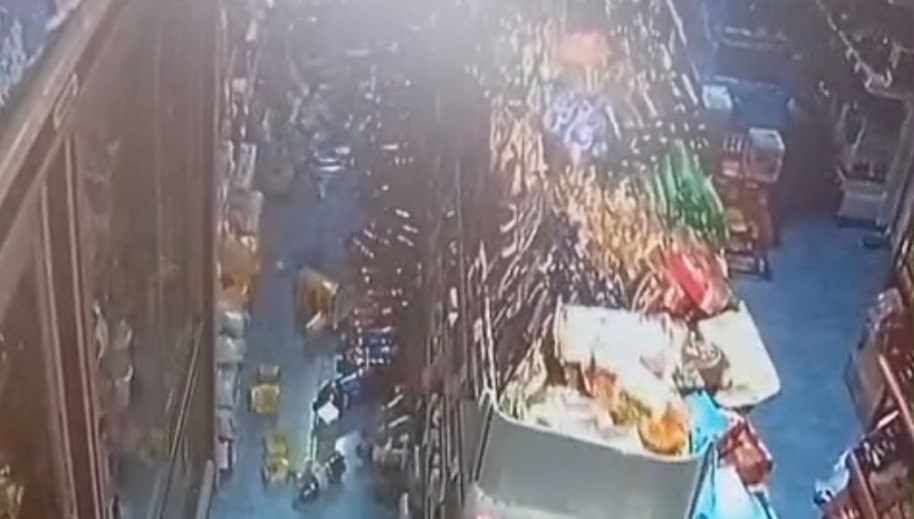 6.1'lik deprem marketi darmadağın etti