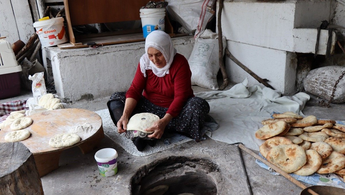 Uzun süre bayatlamayan ekmekler böyle pişiriliyor: Gelenek Erzurum'da sürüyor