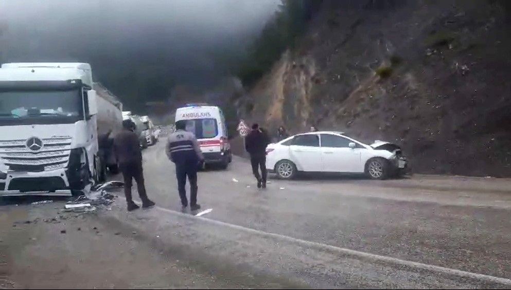 Bolu’da TIR ile otomobil çarpıştı: Biri ağır 4 yaralı