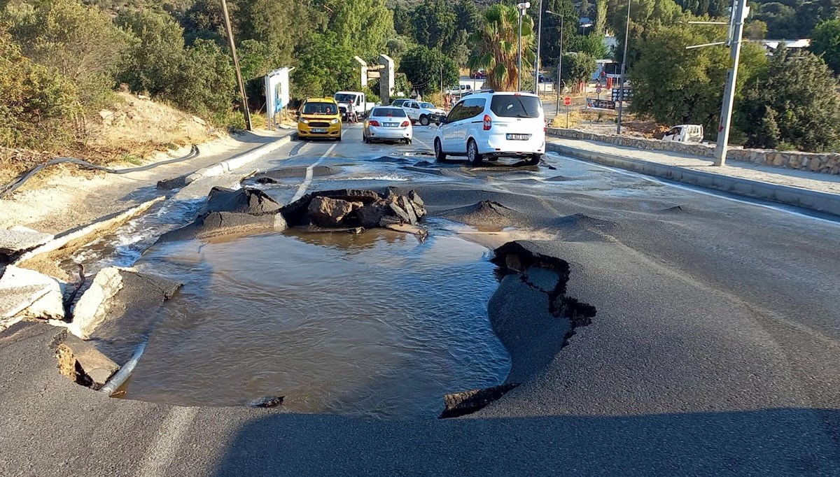 Bodrum'da isale hattı patladı: Cadde böyle suyla doldu