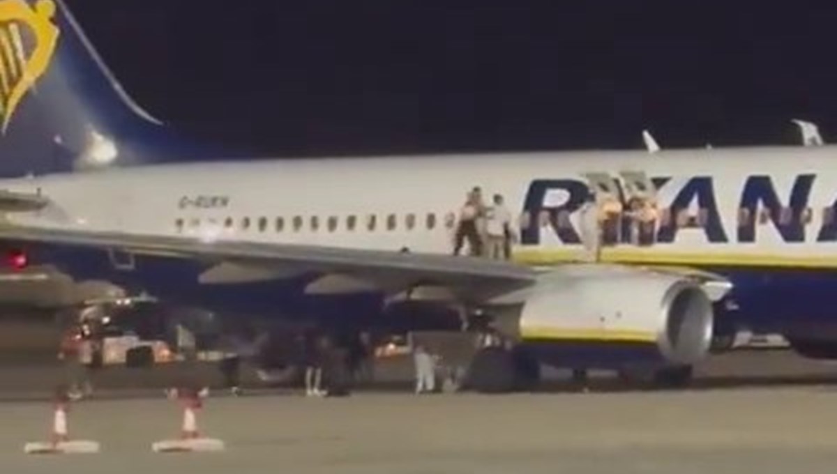 Uçakta yanlış alarm: Yolcular kanattan atladı