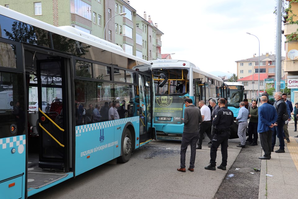 Erzurum'da şehir içi toplu ulaşım otobüsleri kaza yaptı: 15 yaralı - 1