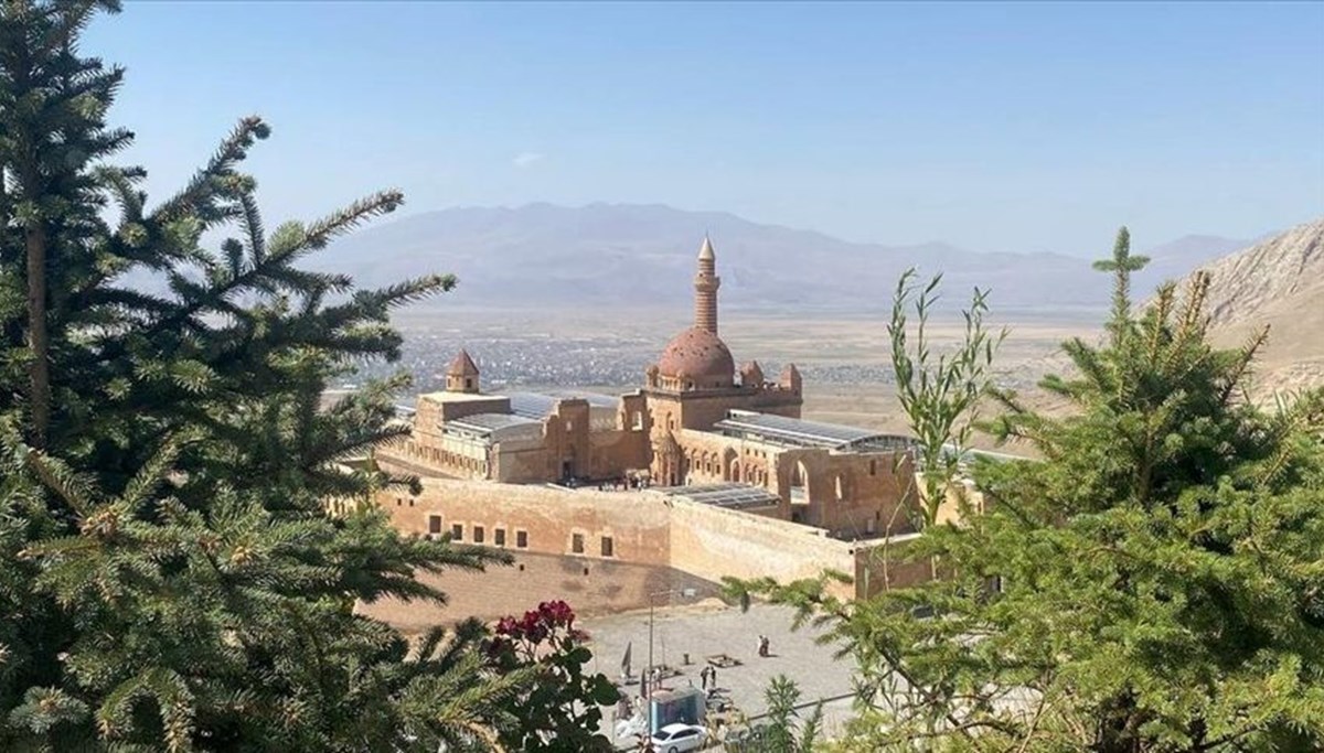 İshak Paşa Sarayı'na ziyaretçi akını