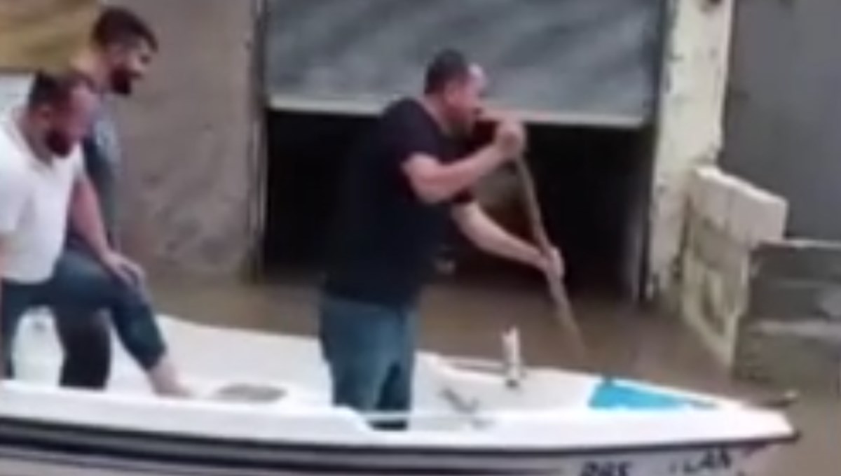 Burası Venedik değil Adana! Kayıkla sokaklarda gezdiler Burası Venedik değil Adana! Kayıkla sokaklarda gezdiler
