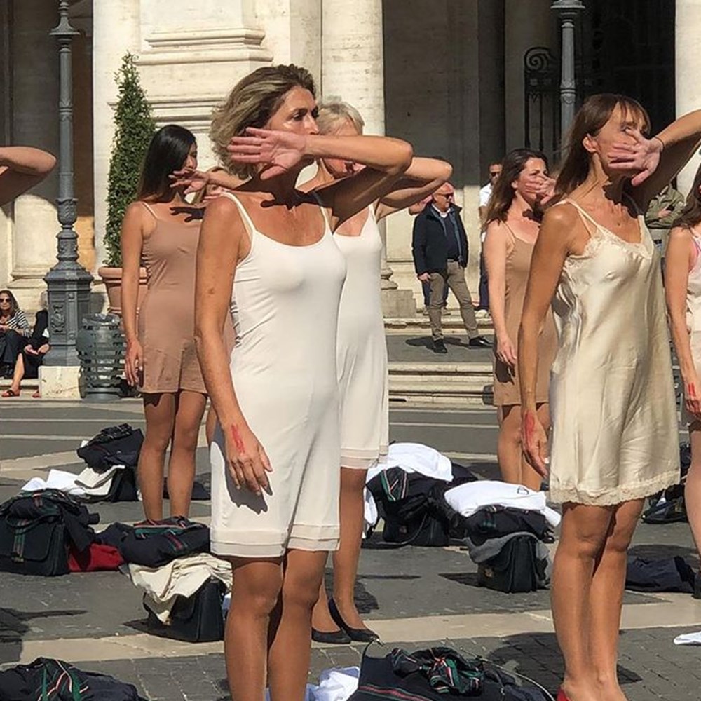Alitalia uçuş görevlileri Roma meydanında soyunarak protesto düzenledi - 8