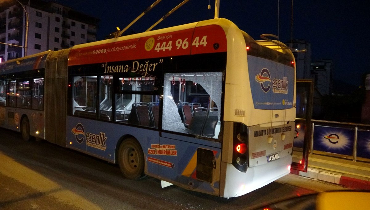 Trambüs ile kamyonet çarpıştı