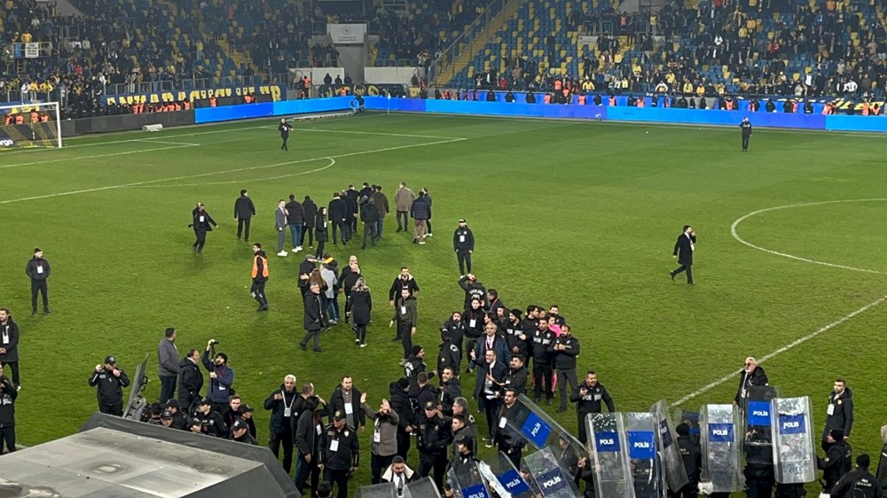 MKE Ankaragücü Kulübü Başkanı Faruk Koca hakem Halil Umut Meler'e yumruk attı - 16