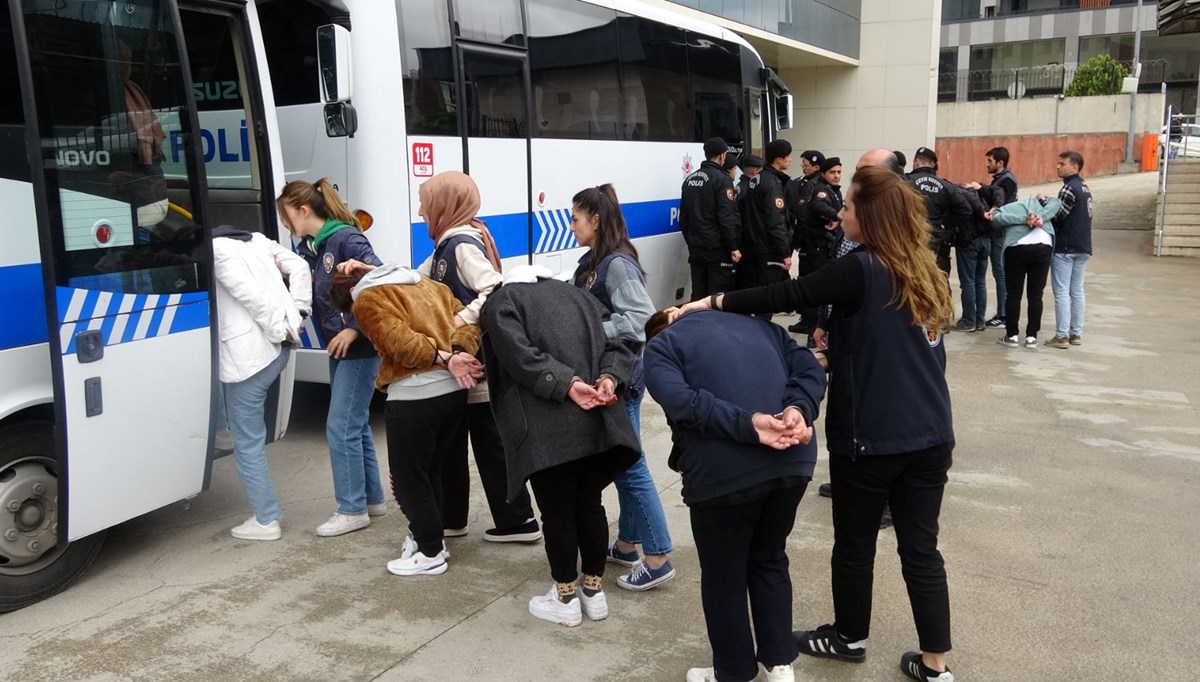 Çağrı merkezi kurup dolandırdılar! 38 kişi gözaltında Çağrı merkezi kurup dolandırdılar! 38 kişi gözaltında